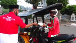 Pengurus DPC PWRI Wajo bagi-bagi takjil di bulan Ramadhan 1443 H