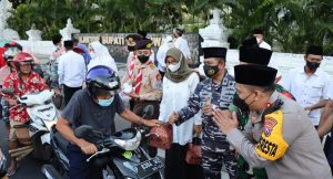 10 ribu takjil Forkopimda Banyuwangi ludes dalam 30 Menit