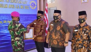 Danlantamal IX serahkan tali asih Kasal kepada personel Lantamal IX yang pensiun