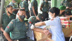 Prajurit dan Persit Korem 151/Binaiya Ikuti Donor Darah Menyambut HUT ke- 23 Kodam XVI/Pattimura