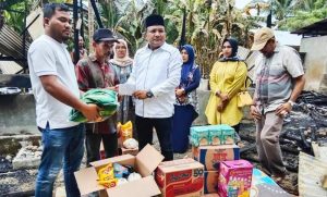 Ketua DPD II Golkar Bantu Korban Kebakaran Meunasah Baroeh Peudada