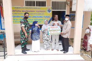 Babinsa Posramil Peulimbang dampingi pembagian BLT DD
