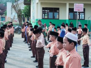 Tumbuhkan Sikap Disiplin : Anggota Koramil 03 Jeunib Kodim 0111/Bireuen Latih PBB Siswa