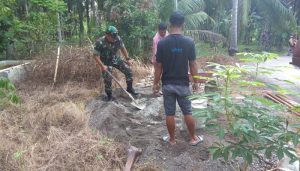 Babinsa Koramil 06/Peusangan Gotong Royong Bersama Warga Membuat Parit