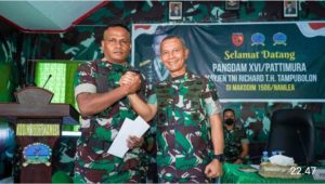 Pangdam bagikan bibit unggul padi B-1000 dan pupuk mutiara Pattimura kepada Petani Saat Kunker Ke Pulau Buru