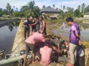 Babinsa Pasang Mesin Pompa Air Untuk Pengairan Sawah Warga Binaan