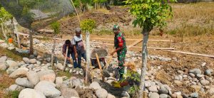 Upaya Babinsa Bantu Warga Percepat Pembuatan Saluran Irigasi