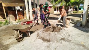 Babinsa Koramil 09/Makmur Kodim 0111/Bireuen kerja bhakti bersama warga