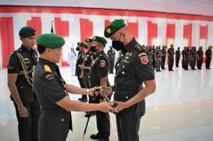 Danrem 151/Binaiya Pimpin Upacara Sertijab Dandim Namlea dan Pulau Moa