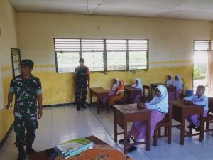  Babinsa Fakfak Berikan Wawasan Kebangsaan Kepada Siswa SD Inpres Teluk Patipi