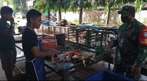 Kunjungi Pasar, Babinsa Koramil Gandapura Komsos Dengan Penjual Daging Ayam Potong Di Pasar Rakyat
