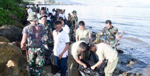 Jelang HUT TNI Ratusan Prajurit Diterjunkan Bersihkan Pantai