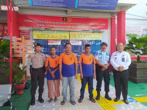 Personil Sat Samapta Polres Wajo Lakukan Pengawalan Narapidana ke Rutan Enrekang