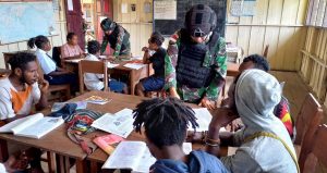 Peduli Pendidikan, Anggota Satgas Yonif 405/SK Bantu Mengajar Siswa SMPN Jila