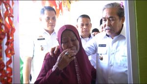 Bupati Sidrap, H. Dollah Mando menghadiri penyerahan bantuan bedah Rumah Baznas Sidrap