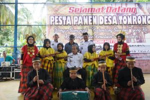 Disambut Tari Padduppa dan Simfoni Kecapi, Dollah Mando Hadiri Pesta Panen Masyarakat Tonrongnge
