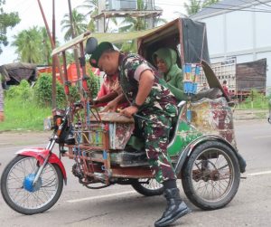 Letnan Kolonel Inf M. Ali Akbar, S.I.P Sujud Syukur di Pintu Gerbang Kodim