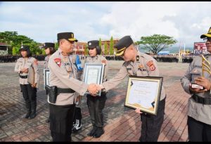 BPJS Kesehatan Pusat Serahkan Penghargaan Kepada RSB Ambon, Ini Harapan Kapolda Maluku