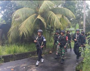 Ciptakan Kedamaian, Satgas Yonarmed 1 Kostrad Gandeng Satgas Aman Nusa Brimob Laksanakan Patroli Gabungan di Negeri Kariu