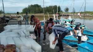 Babinsa Posramil Jeumpa Bantu Nelayan Naikan Es Batu Ke Perahu