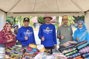Wadah Perkenalkan Produk Unggulan, Bupati dan Ketua Dekranasda Wajo Kunjungi Pameran UMKM di Lapangan Merdeka
