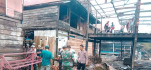 Kapolsek Belawa Polres Wajo Datangi Lokasi Kebakaran di Dusun Wattang