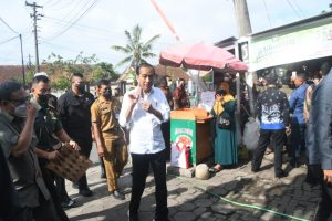 Pangdam IV/Diponegoro Dampingi Presiden RI Blusukan Ke Pasar Malang Jiwan Colomadu