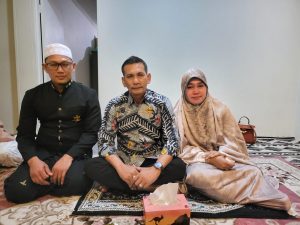 Bersilatudahmi dengan ratusan warga Aceh di Australia, Hj. Rizayati dan suami di Peusijuek oleh murid KH. Abu Tumin