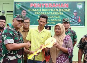 Dandim 0111/Bireuen Serahkan Kunci Rehap Rumah Tidak Layak Huni Bantuan KASAD Program Babinsa Masuk Dapur