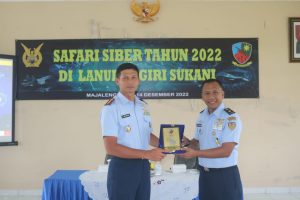 Usai Safari Siber, Danlanud Sugiri Sukani Berikan Cinderamata