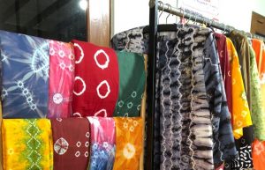 Batik dan jumputan ‘ibu sejahtera’ Bu Agus