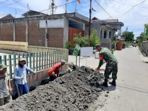 Babinsa Koramil 01/Bireuen karya bakti Buat Saluran Air Seputaran Masjid