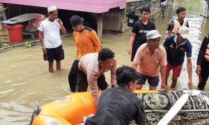 Terjebak Banjir, Warga Meninggal Diantar Gunakan Perahu Karet