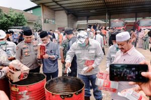 IMIP Musnahkan Ratusan Miras dan Ribuan Rokok Ilegal Hasil Sitaan Pihak Keamanan Kawasan