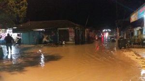 Drainase Tidak Muat Menampung air,Pasar Desa Dan Rumah Warga Mojowetan Kebanjiran.
