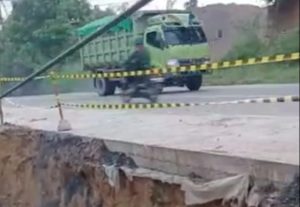 Jalan Nasional Teluk Bayur Terancam Putus Akibat Longsor