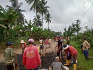 Masyarakat Marga Tiga Gotong-Royong Timbun Jalan Rusak