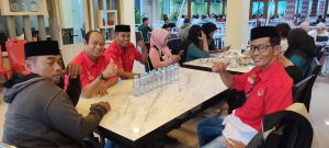 Berkah Ramadhan, Pengurus DPC PWRI Kabupaten Wajo Bagikan 100 Nasi Kotak