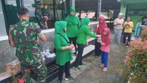 Koramil 1903/Darangdan Bagi-Bagi Takjil Ramadhan 1444 H