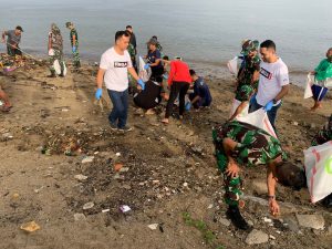 Prajurit Pattimura, Bersama Dinas Lingkungan Hidup, Bersihkan Pesisir Pantai