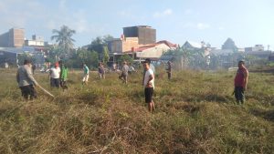 Polisi Polsek Pitumpanua Polres Wajo Gotong Royong Bersama Ratusan Warga Lingkungan Mattugengkeng Siwa