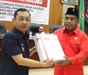 Wagub Serahkan RANPERDA PROV. Maluku Tentang Pertanggungjawaban Pelaksanaan APBD T.A 2022 Kepada DPRD Maluku