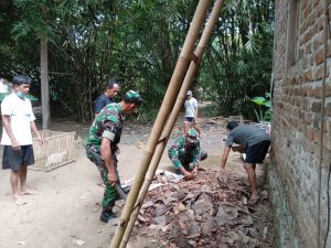 Babinsa Gerak Cepat Bantu Warga Terdampak Gempa