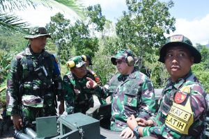 Pangdam Pattimura Tinjau Latihan Menembak Senjata Kendaraan Tempur Denkav 5/BLC