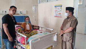 Ketua Komisi II DPRD Wajo, Kunjungi Istri Wakil Ketua PWRI di RSUD Lamaddukkelleng Sengkang