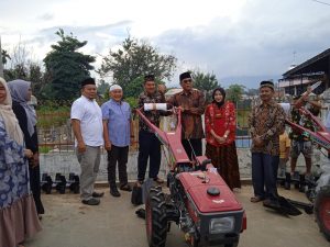 Bupati Madina Serahkan Tracktor Di Huraba