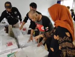 Hari ini petugas PPS kelurahan Kecapi Cirebon distribusikan kotak suara hari H-1 menjelang pemilu 2024