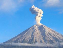 Gunung Semeru Meletus, Lontarkan Abu Setinggi 1000 Meter
