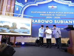 SBY Beri Prabowo Hadiah Lukisan Batu Karang Diterpa Deburan Ombak