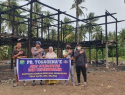 Kanit Propam Polsek Belawa Serahkan Bantuan Rumah Warga Terbakar